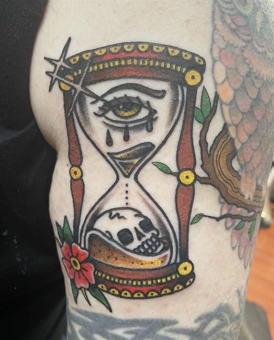 Hourglass with an eye, traditional